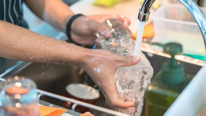 Solmuş camlar için boşuna para vermeyin! Bardaklarınızı bu yöntemlerle ilk günkü gibi parlatın 6